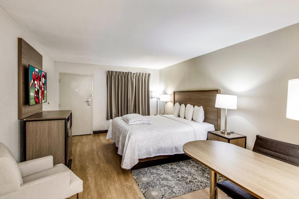 Postel nebo postele na pokoji v ubytování Red Roof Inn PLUS+ Dallas - Addison
