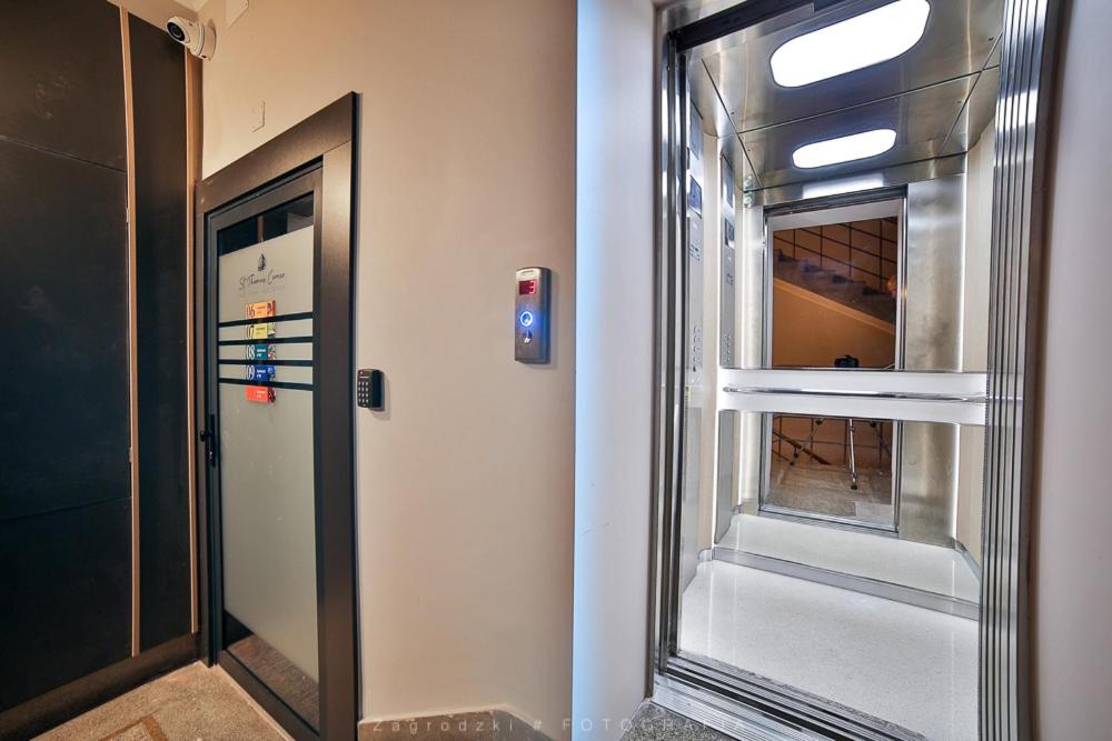 Saint Thomas Corner - by Upstairs - Resim 43