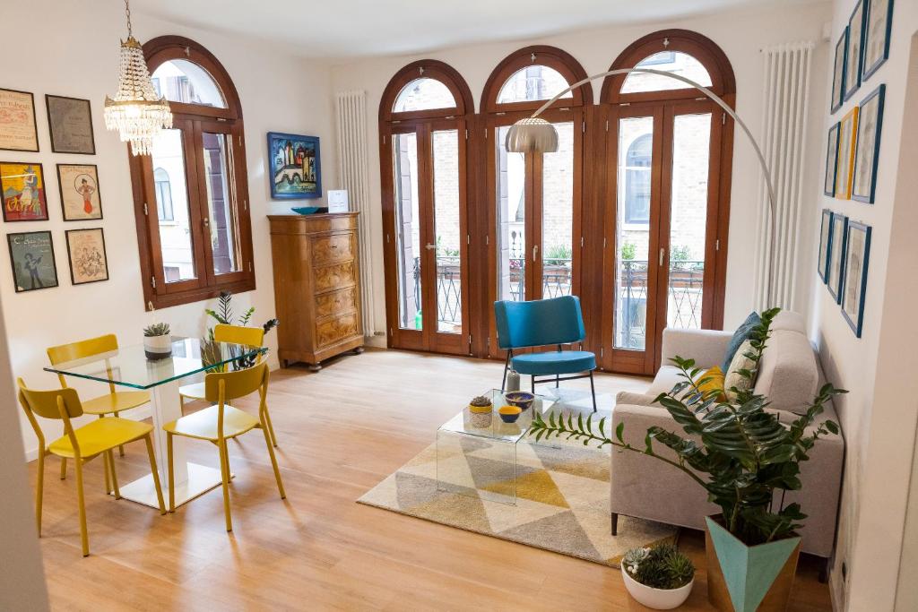 Posedenie v ubytovaní luxurious and quiet apartment in the lively heart of Venice