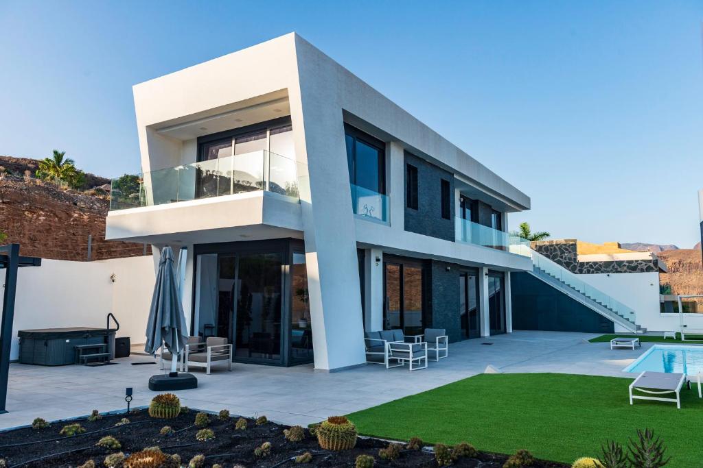 uma villa com vista para o pátio em Blue Horizon Resort by Monte Leon em Maspalomas
