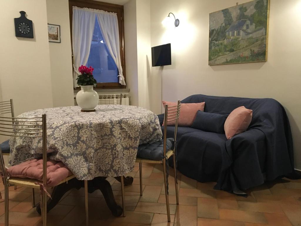 a living room with a table and a couch at l'eco dei Papi in Viterbo