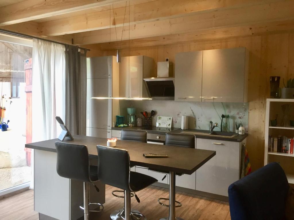 een keuken met een tafel en stoelen in een kamer bij Emma in Burladingen