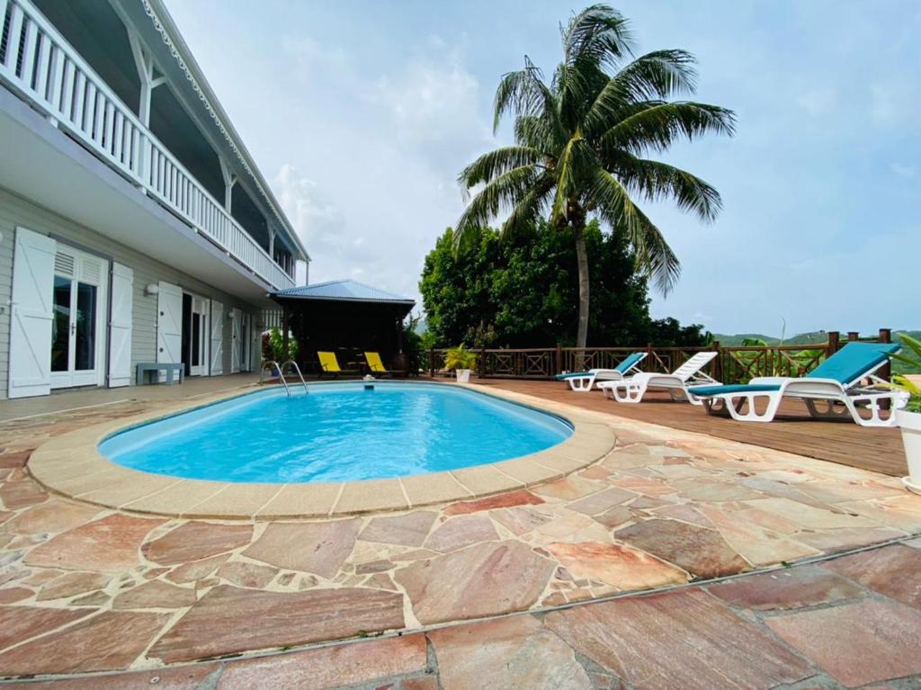 - une piscine au milieu d'une maison dans l'établissement Kasa Créole, à Les Trois-Îlets