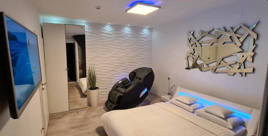 מיטה או מיטות בחדר ב-Apartment Wave -Luxury massage chair-Infrared Sauna, Parking with video surveillance, Entry with PIN 0 - 24h, FREE CANCELLATION UNTIL 2 PM ON THE LAST DAY OF CHECK IN