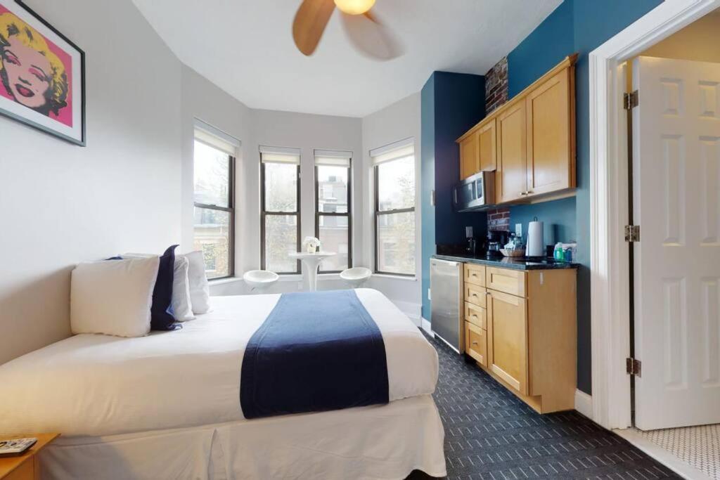 1 dormitorio con 1 cama grande y paredes azules en Centrally located Studio in the SouthEnd, #25, en Boston