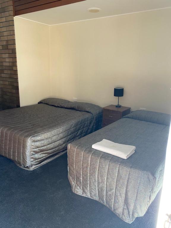 Postel nebo postele na pokoji v ubytování Downtown Motel