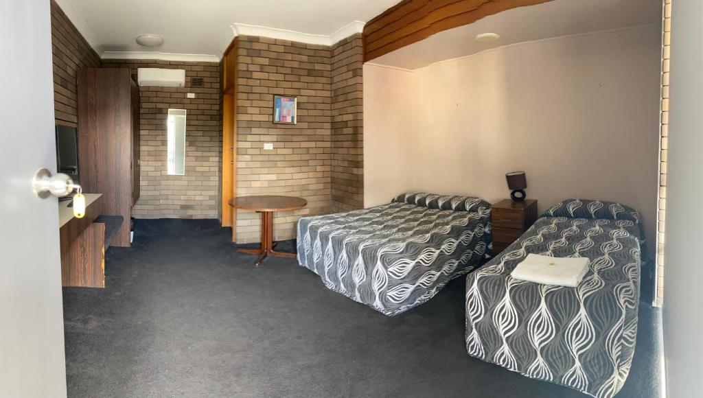 Postel nebo postele na pokoji v ubytování Downtown Motel