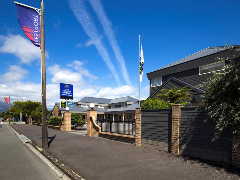 un edificio con una bandera al lado de una calle en ASURE Chelsea Gateway Motor Lodge, en Westport