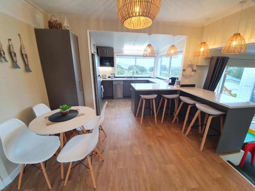 Kuchyň nebo kuchyňský kout v ubytování Stanmore Bay Beach House