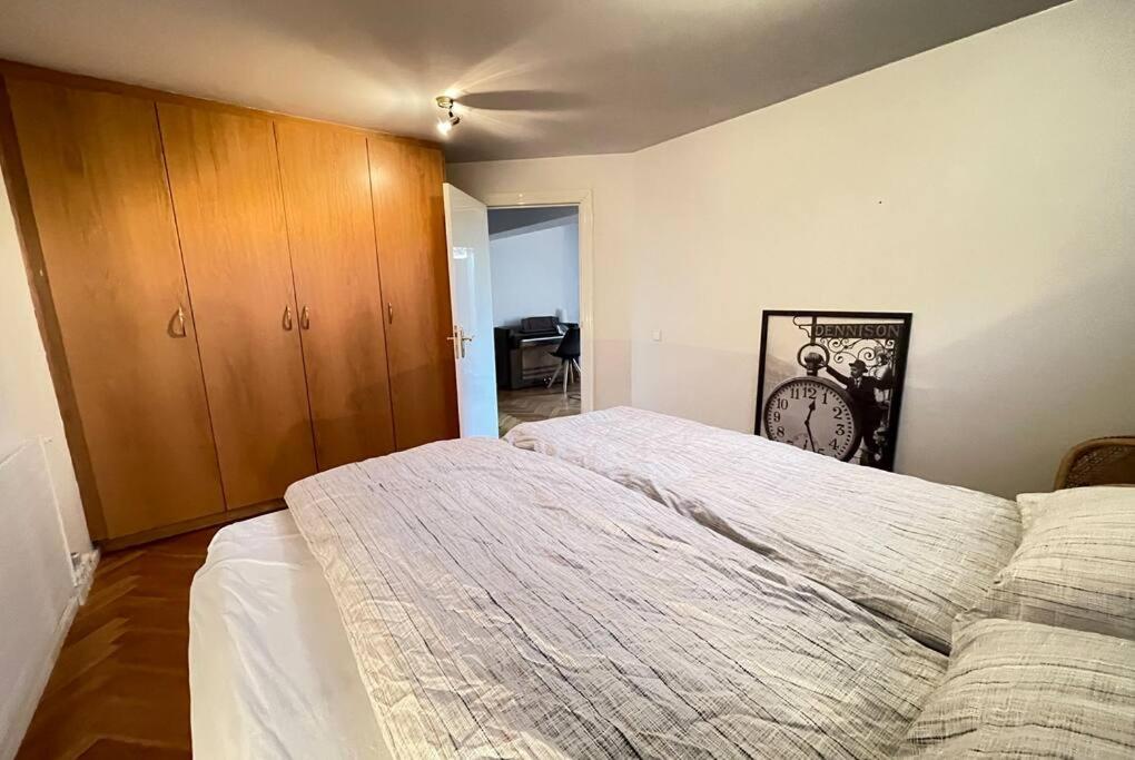 1 dormitorio con 1 cama y armarios de madera en Cozy centrally located apartment in Reykjavik en Reikiavik