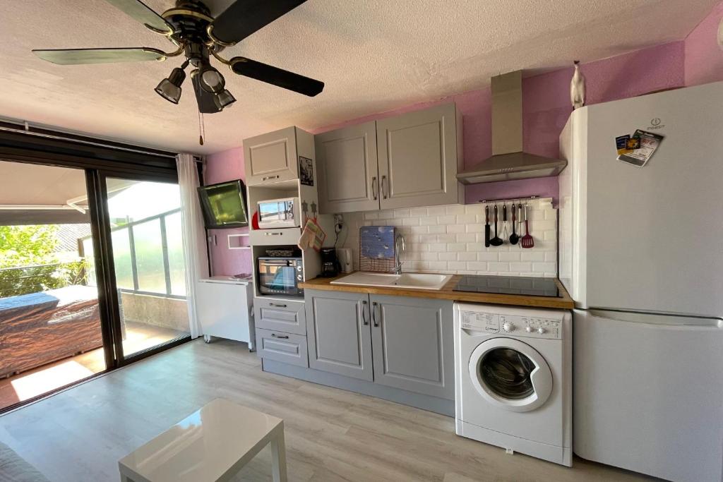 Kuchyň nebo kuchyňský kout v ubytování Le Lagon bleu Studio cabine dans résidence avec piscine