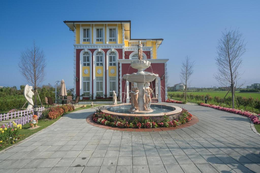 a fountain in front of a large building at 卡布雷莊園民宿 in Dongshan