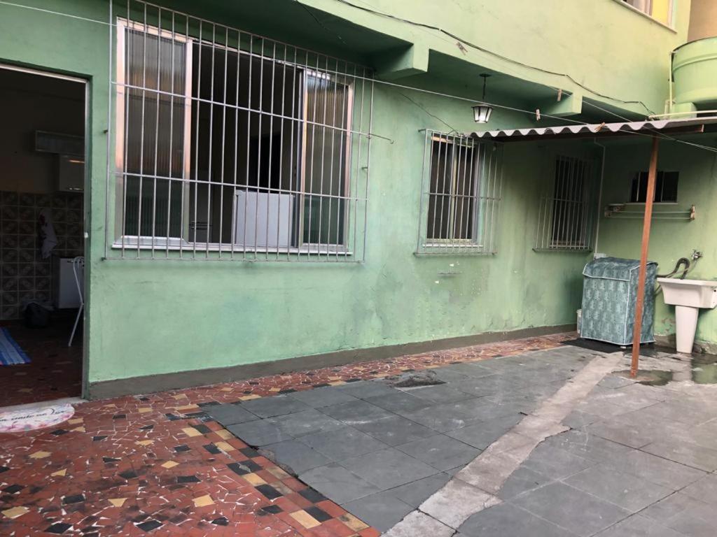 un bâtiment vert avec des barres latérales dans l'établissement !!Casa na Penha toda Mobiliada em rua Tranquila!, à Rio de Janeiro