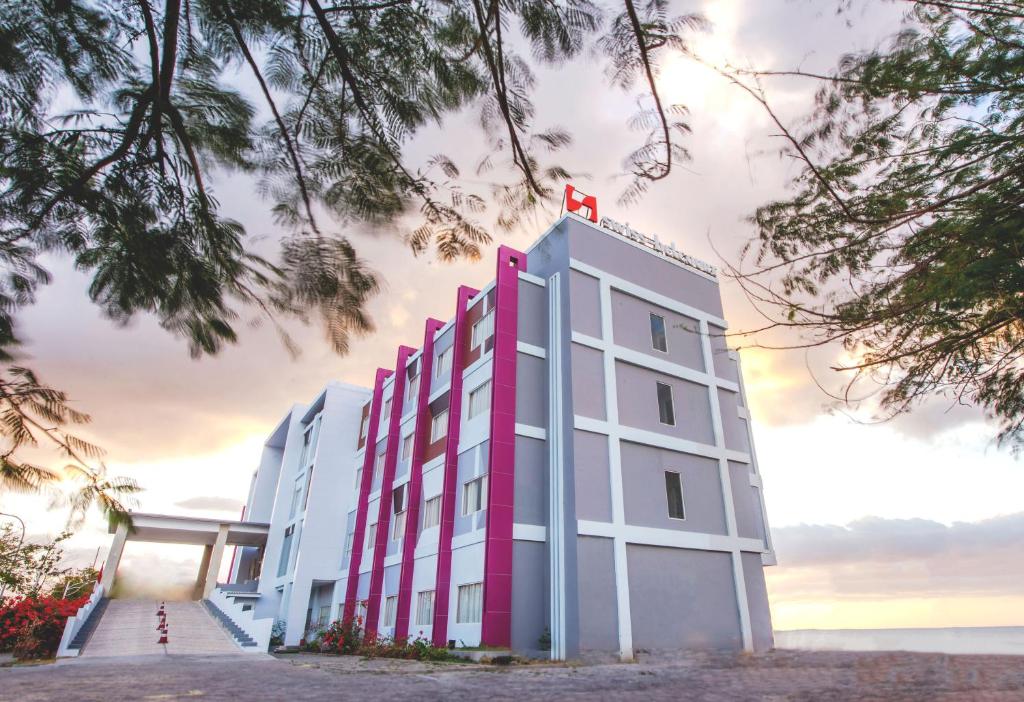 ein Gebäude mit einem roten Kreuz darüber in der Unterkunft Swiss-Belcourt Kupang in Oesapa-besar