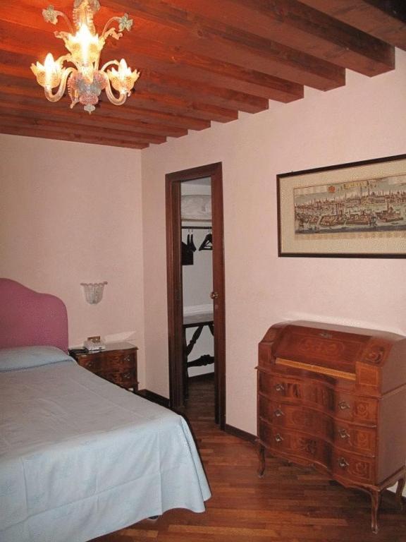A bed or beds in a room at Hotel Piccola Fenice