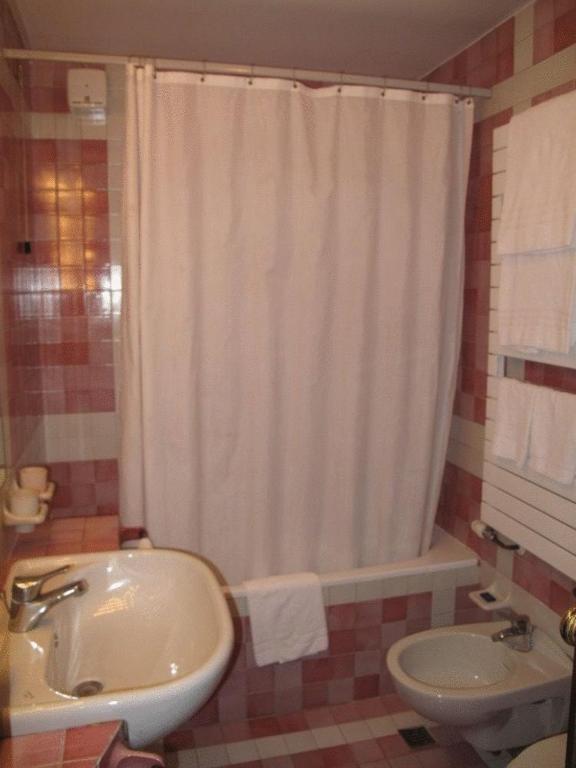 A bathroom at Hotel Piccola Fenice