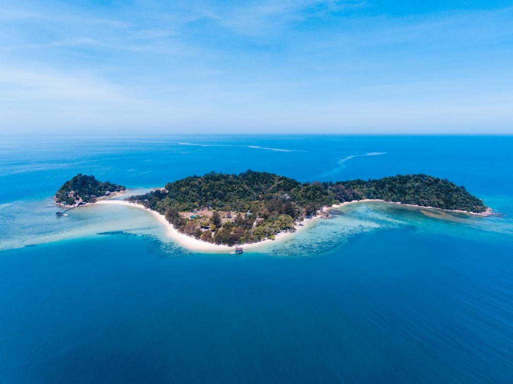 una isla en medio del océano en Ara Dinawan Island Resort, en Papar