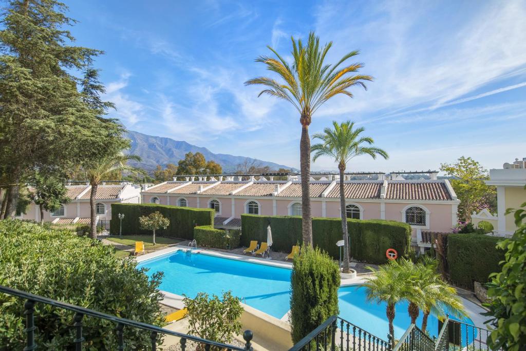 Willa z basenem i palmami w obiekcie 2 bedroom apartment next to porto w Marbelli