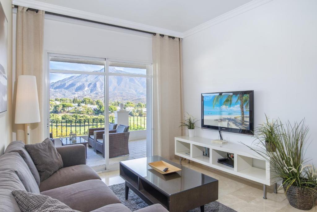 Telewizja i/lub zestaw kina domowego w obiekcie 2 bedroom apartment next to porto