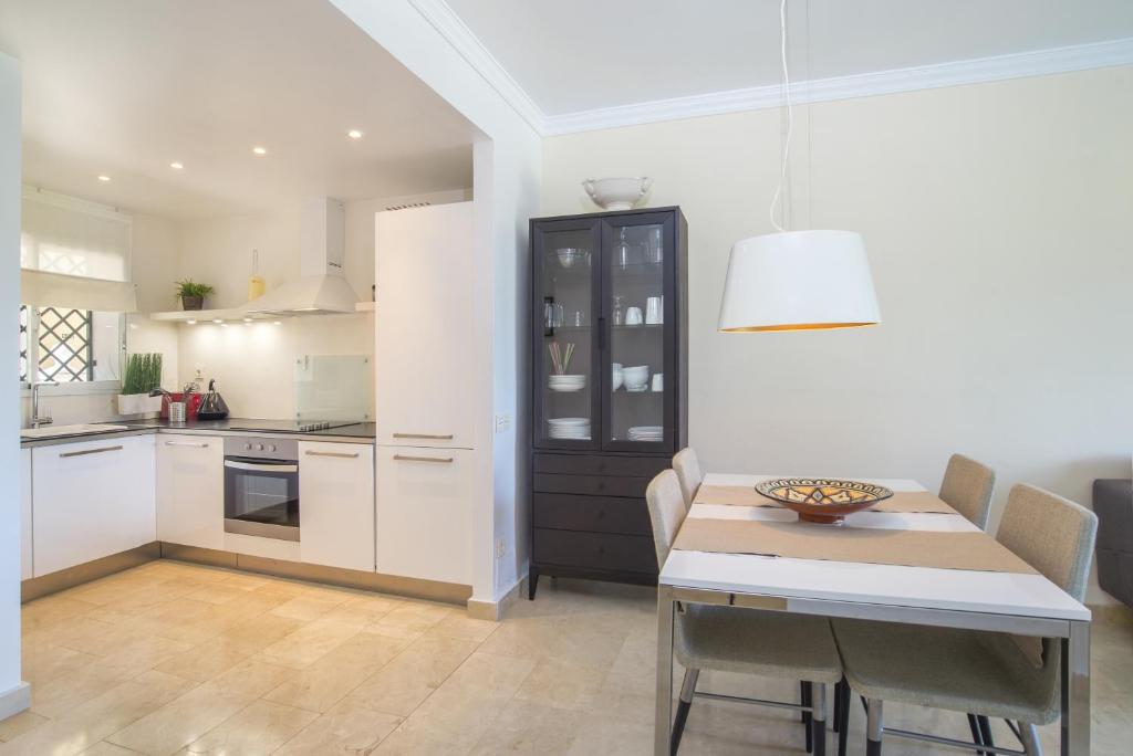 Kuchnia lub aneks kuchenny w obiekcie 2 bedroom apartment next to porto