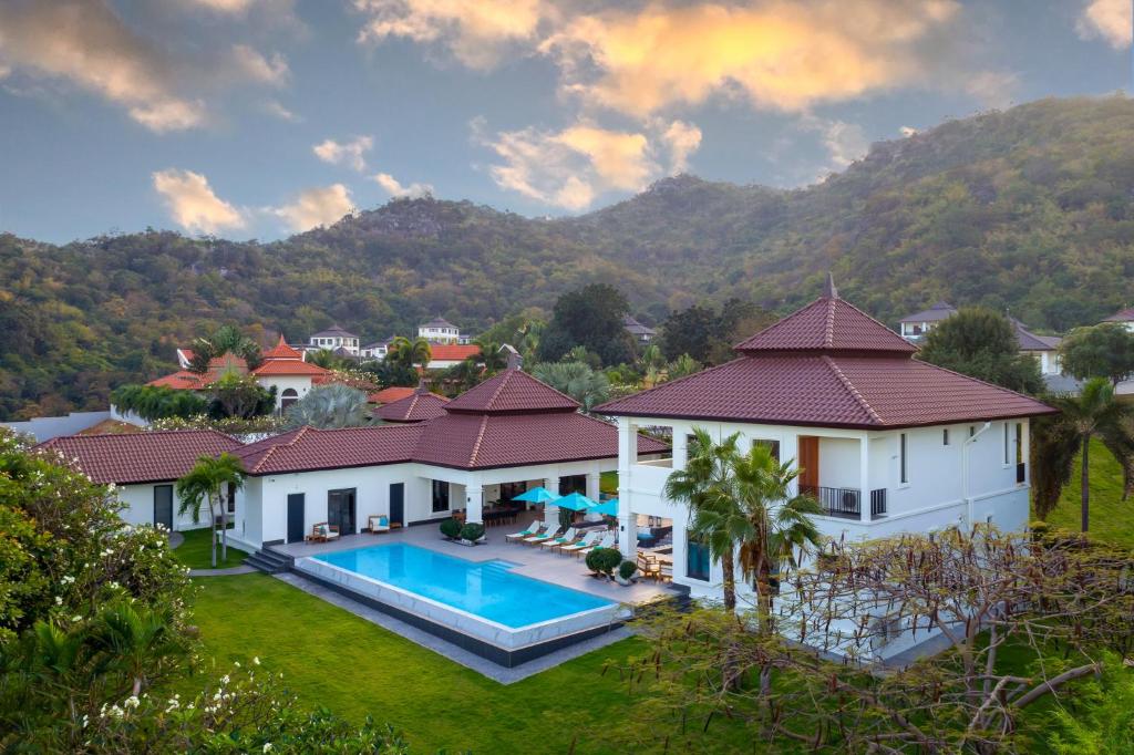 - une vue aérienne sur une maison avec une piscine dans l'établissement Ultimate Luxury Bali Style Villa with 5 Bedrooms! B11, à Hua Hin
