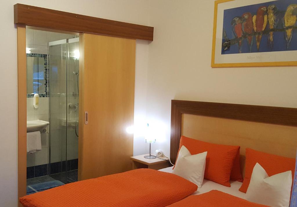 Postel nebo postele na pokoji v ubytování Hotel Garni Wolfgang