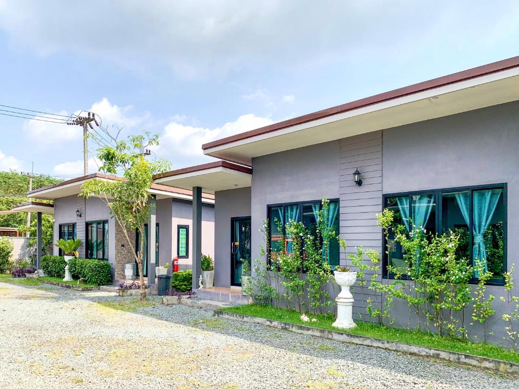 uma casa com muitas plantas à frente dela em Lamer Ville em Chanthaburi