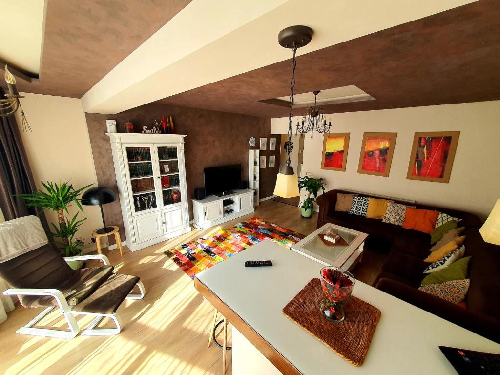 uma sala de estar com um sofá e uma mesa em MAJESTIC Residence em Brasov