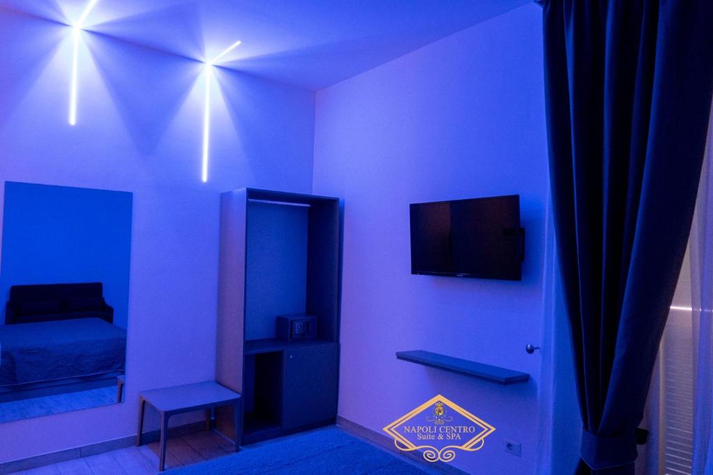TV a/nebo společenská místnost v ubytování Napoli Centro Suite e Spa