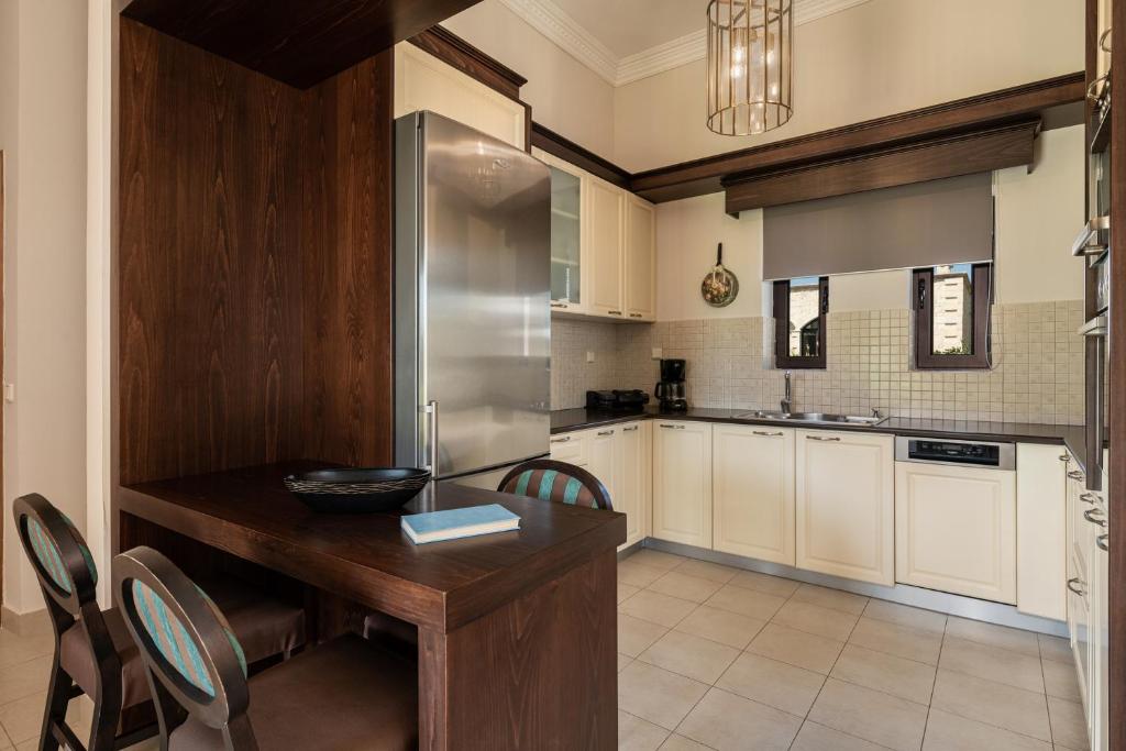 Kuchyň nebo kuchyňský kout v ubytování Caldera Platanias Villas