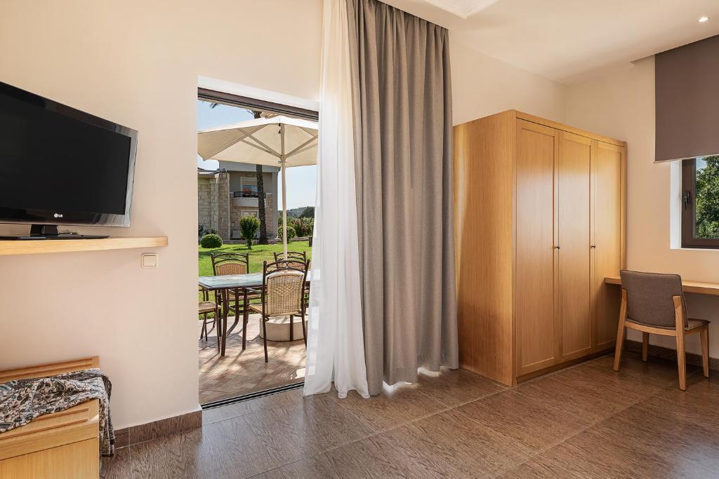 TV a/nebo společenská místnost v ubytování Caldera Platanias Villas