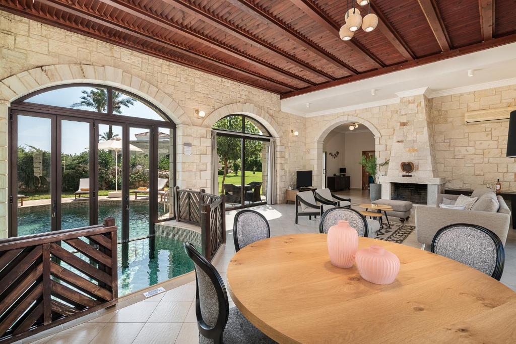 Bazén v ubytování Caldera Platanias Villas nebo v jeho okolí