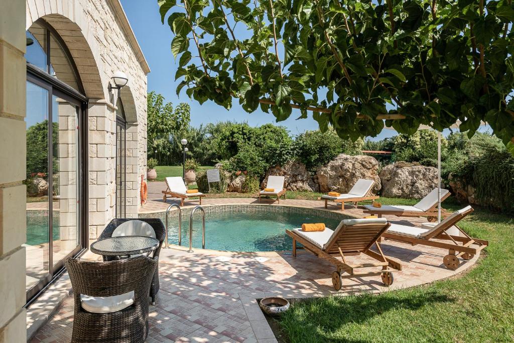 Bazén v ubytování Caldera Platanias Villas nebo v jeho okolí