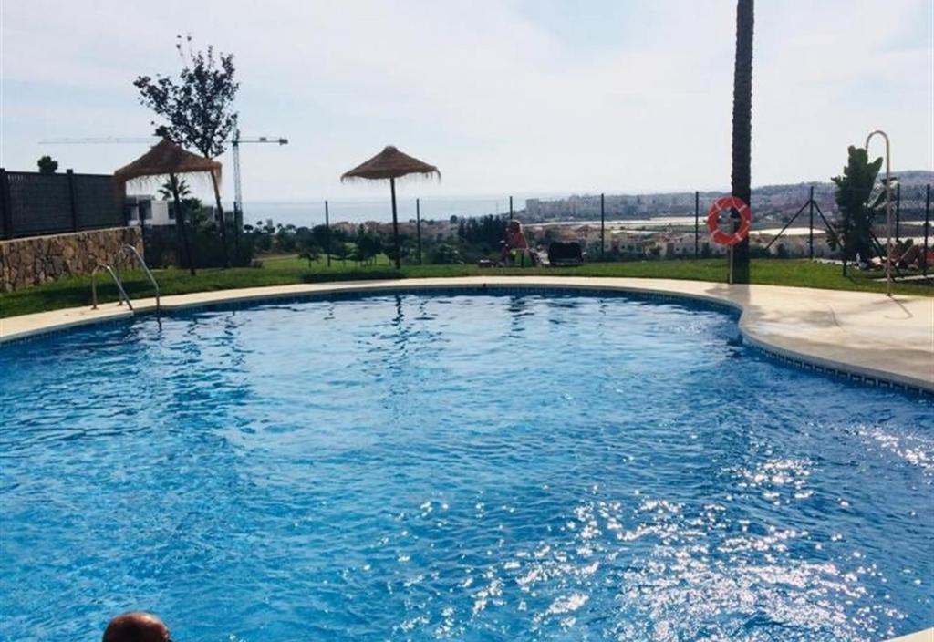 duży basen z niebieską wodą w obiekcie Lux Apartm Beauvivir w mieście Torre del Mar