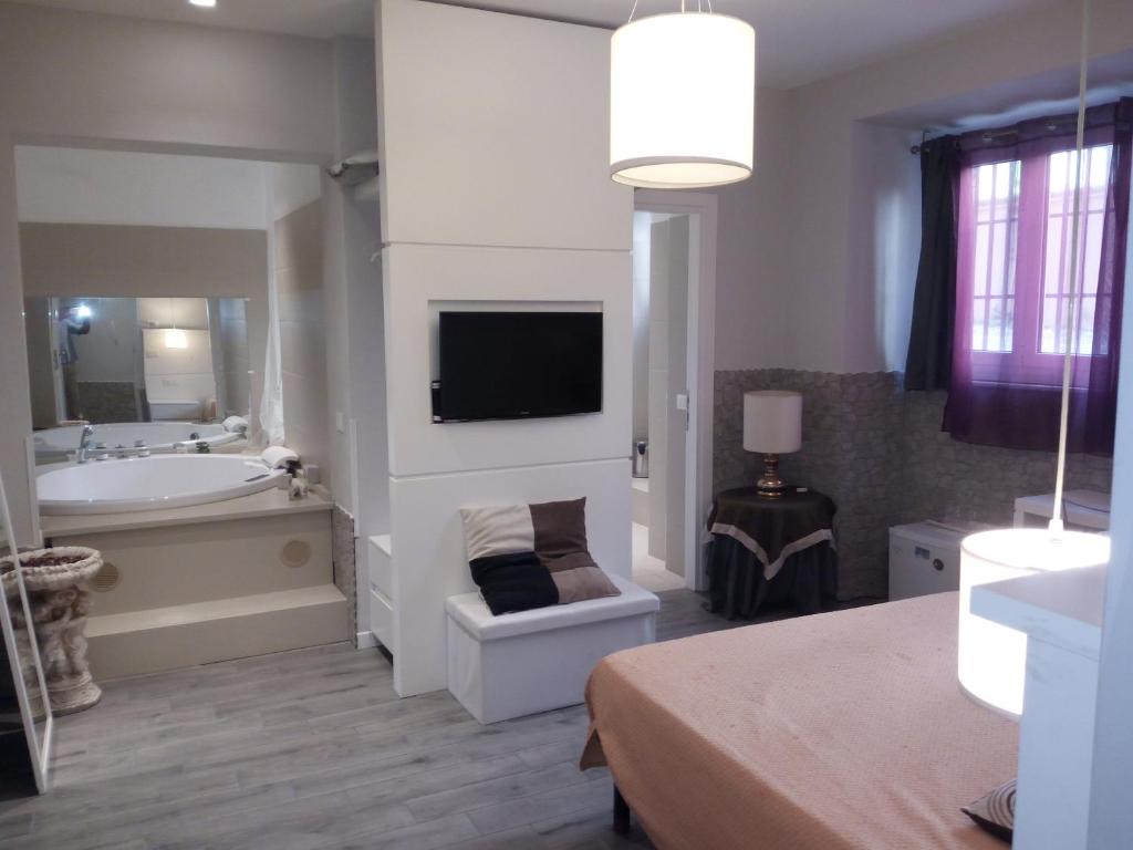 Televízia a/alebo spoločenská miestnosť v ubytovaní Guest House Piazza Bologna