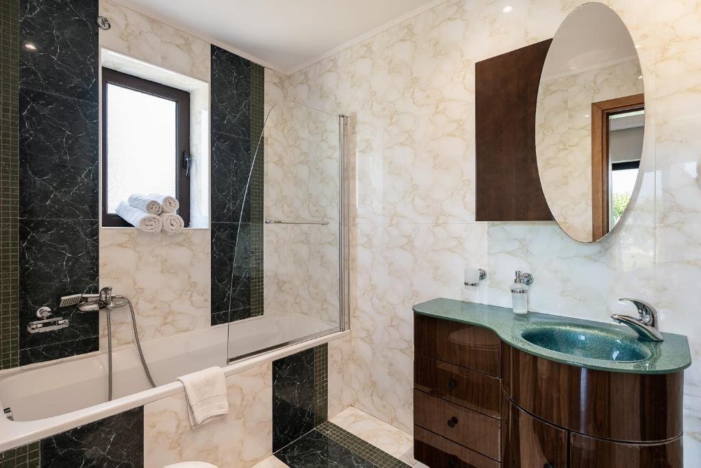 Koupelna v ubytování Caldera Platanias Villas
