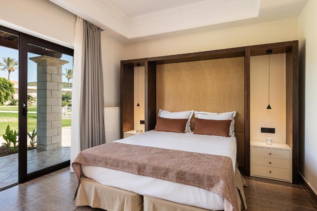Postel nebo postele na pokoji v ubytování Caldera Platanias Villas