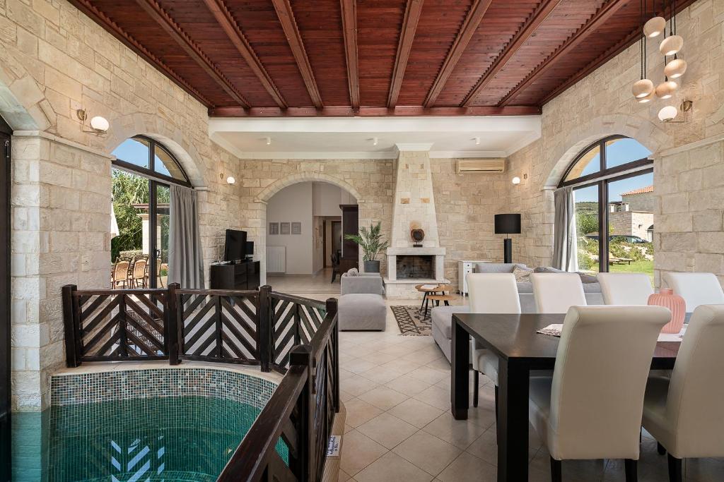 Bazén v ubytování Caldera Platanias Villas nebo v jeho okolí
