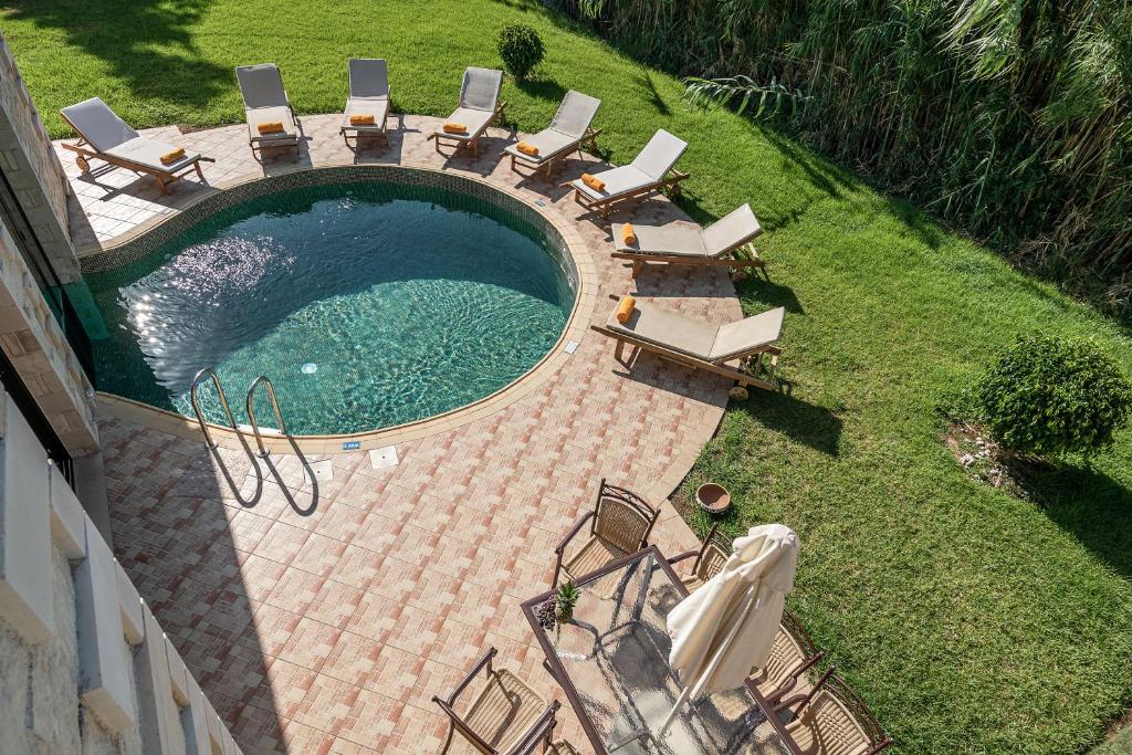 Bazén v ubytování Caldera Platanias Villas nebo v jeho okolí