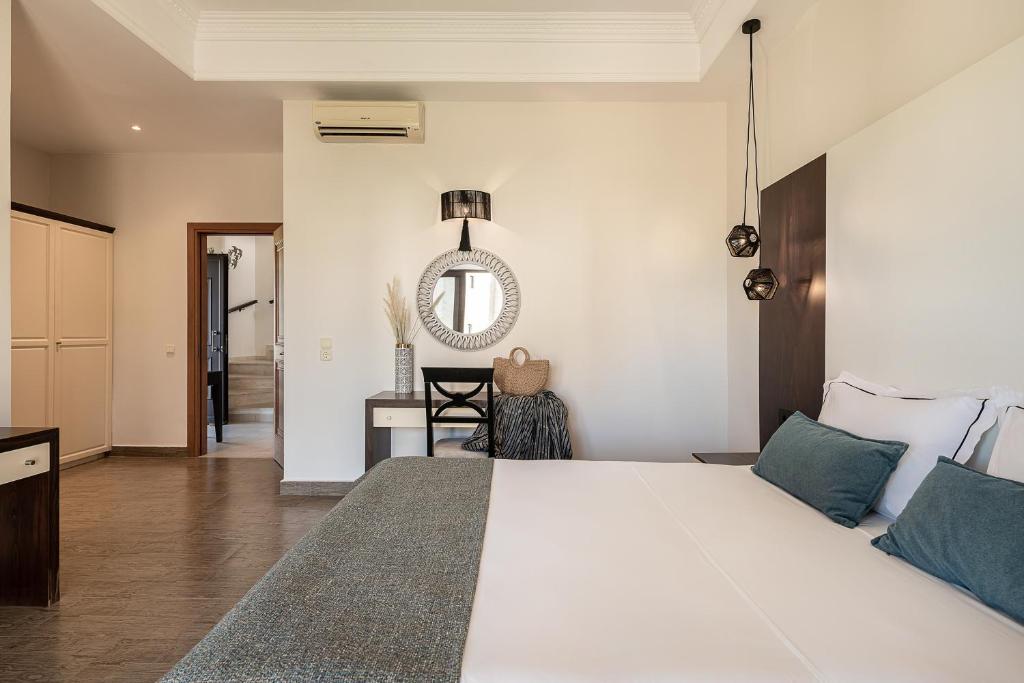 Postel nebo postele na pokoji v ubytování Caldera Platanias Villas