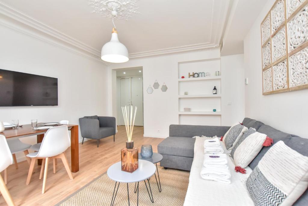 un salon avec un canapé et une table dans l'établissement Cozy apartment 2BR-6P - Royal Palace-Lo Museum, à Paris