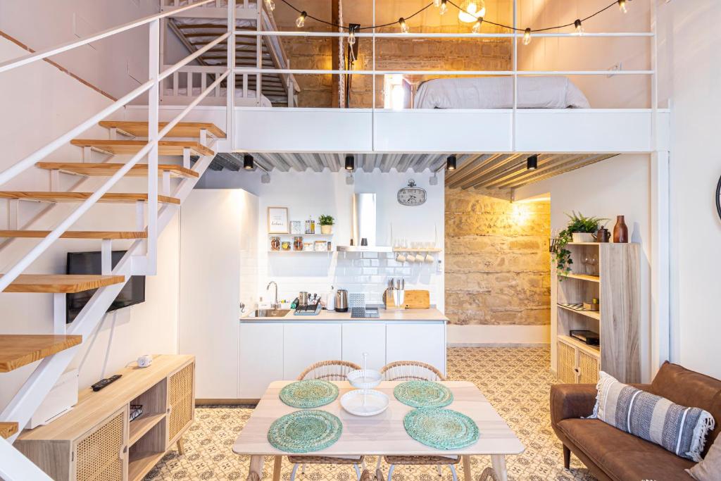 un soggiorno con tavolo e letto a soppalco di Allo Apartments San Francisco Centro Loft a Jerez de la Frontera
