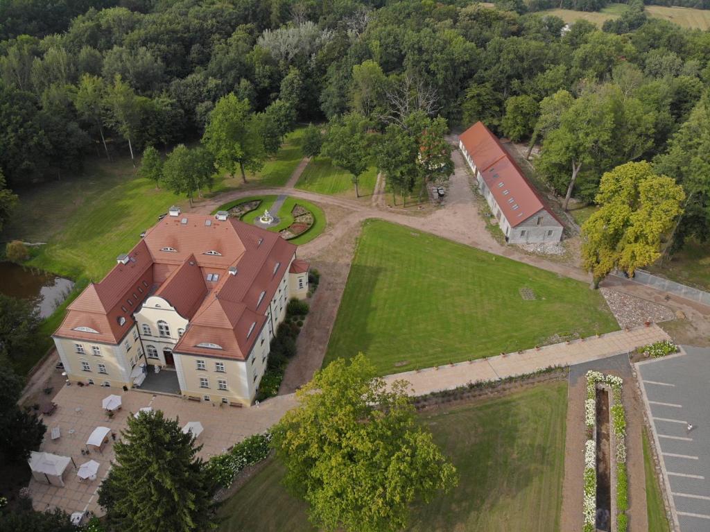 eine Luftansicht eines Hauses mit Hof in der Unterkunft Pałac Bogaczów - hotel - restauracja in Bogaczów