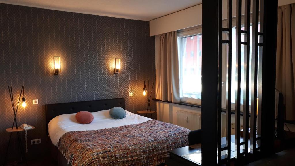 Letto o letti in una camera di Brit Hotel Roanne - Le Grand Hôtel