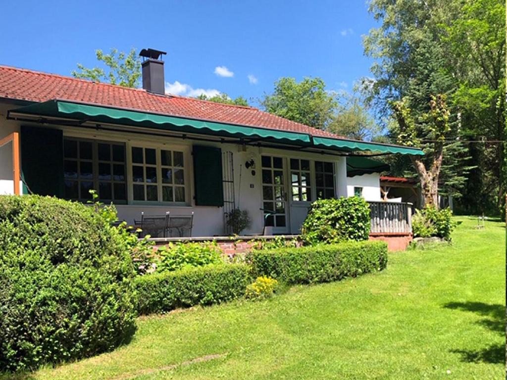 una casa con techo verde y patio en Landhaus Finest Haus Weickenhof, en Velburg