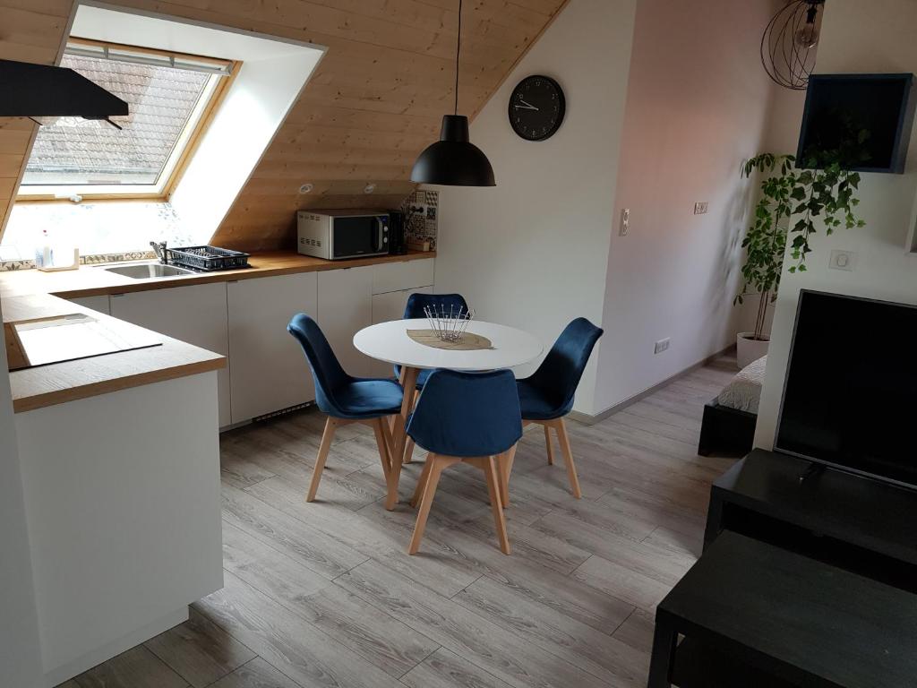 a kitchen and dining room with a table and chairs at Superbe appartement type T1 proche Strasbourg in Truchtersheim