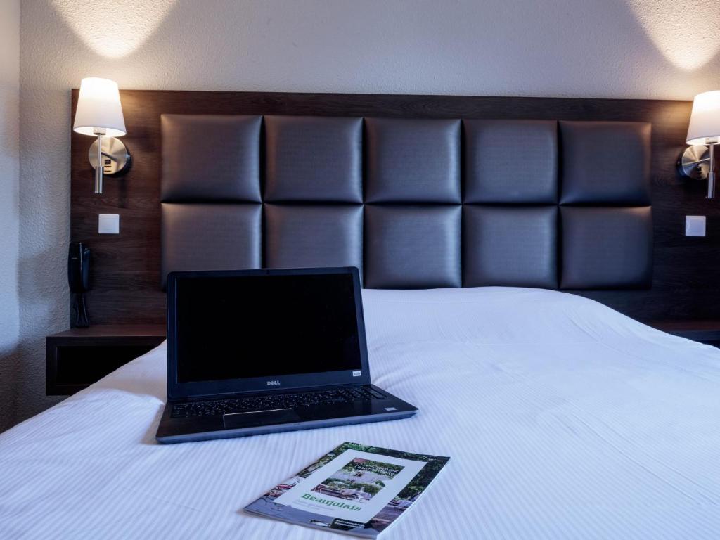 Postel nebo postele na pokoji v ubytování Logis Hotel Noemys Morgon