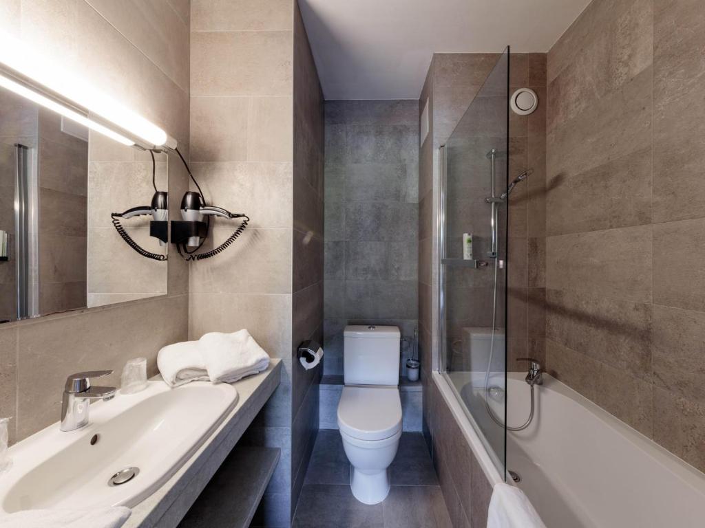 Koupelna v ubytování Logis Hotel Noemys Morgon