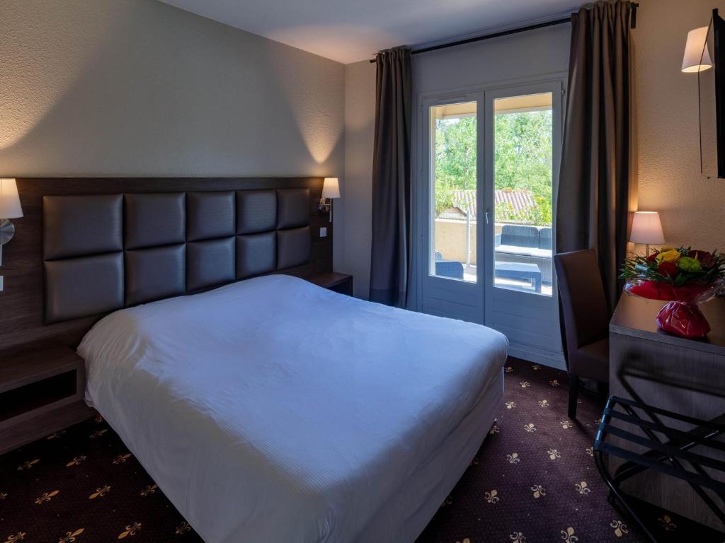 Postel nebo postele na pokoji v ubytování Logis Hotel Noemys Morgon