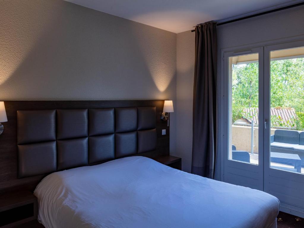 Postel nebo postele na pokoji v ubytování Logis Hotel Noemys Morgon
